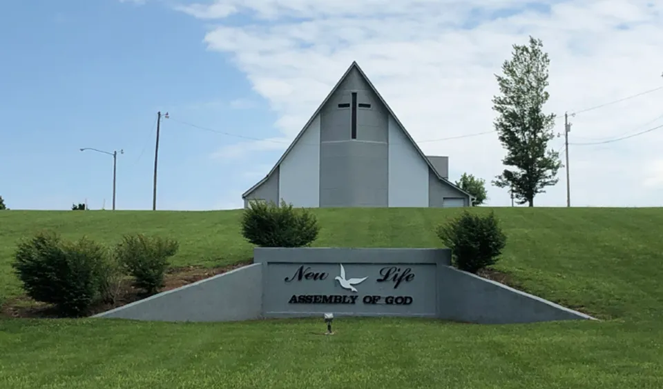 New Life Assembly of God church building and sign from the road in Leitchfield, Kentucky